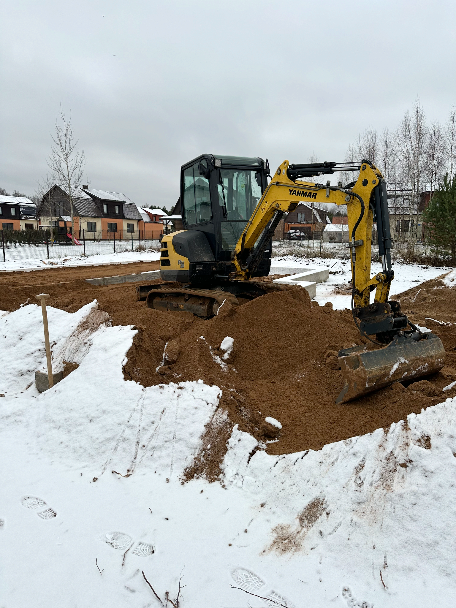 Pamatų atkasimo darbai mini ekskavatoriumi Utenoje